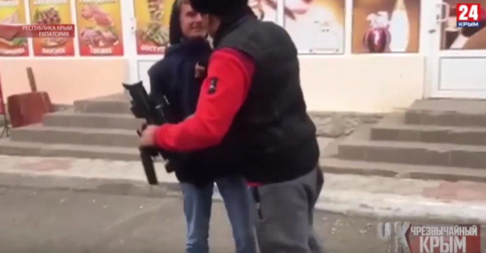 Нападение на крымский. Избивают крымскую татарку девочки.